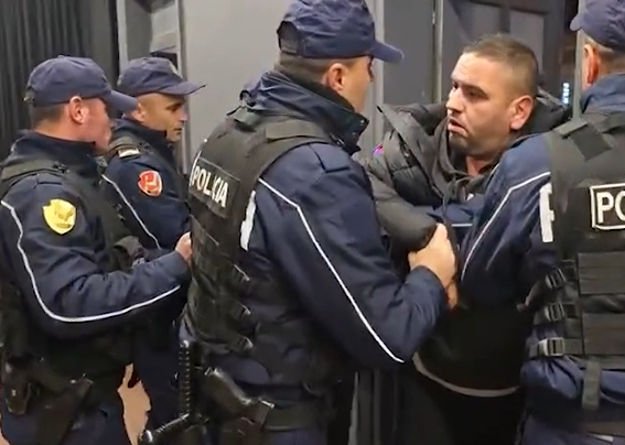 “Kërkoi vetëm një gotë ujë, përfundoi i shoqëruar me forcë nga Policia: ‘Për çfarë më merr?!’”
