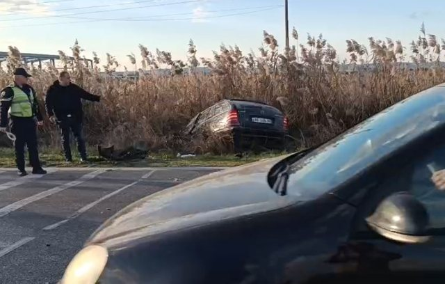 Tre makina përfshihen në aksὶdent në rrugën Lushnjë-Fier, përpIasen me njëra-tjetrën! Zjårrfikësit dhe ambulancat në vendngjarje, raportohet se…