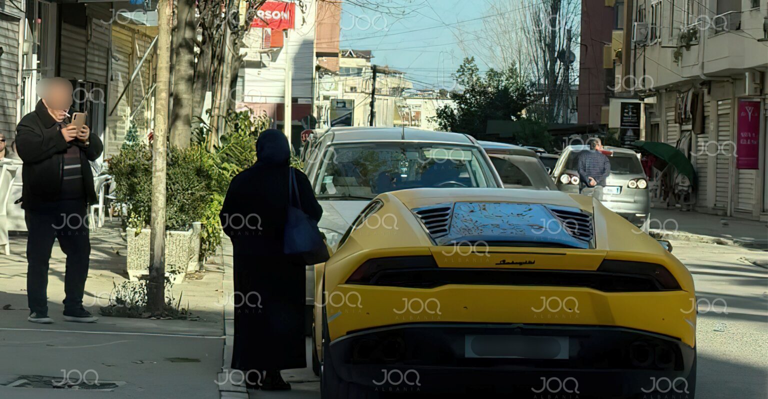 Harroni Lamborghinin! Detaji i ëmbël në këtë foto nga Durrësi do t’ju ngrohë zemrën