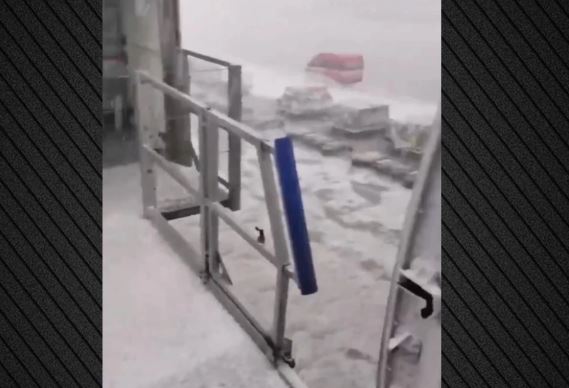 ‘Çmendet’ moti/ Breshëri ‘mbulon’ aeroportin, anulohen fluturimet